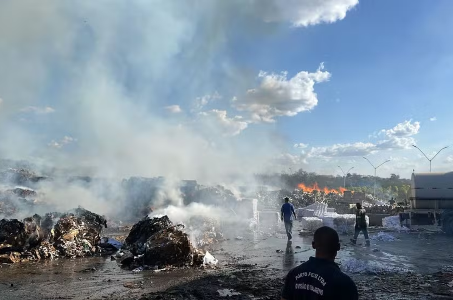 Incêndio atinge fábrica de papel em Porto Feliz e mobiliza o Corpo de Bombeiros